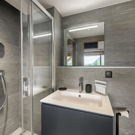 Spacieux Avec Acces Bien-etre, Proche Des Pistes Et Du Centre De - Fr-1-569-46 Apartment